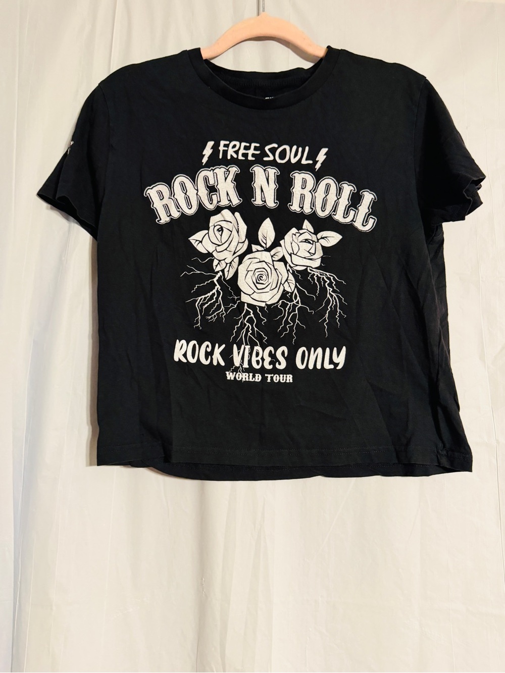On Fire Women’s L Black Rock N Roll Rose Graphic T-Shirt Free Soul Y2K